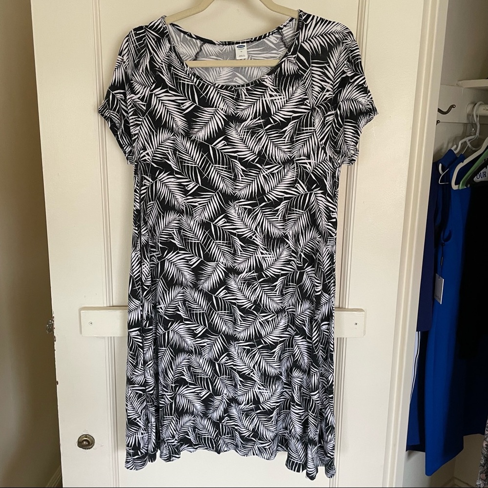 Old Navy - T-Shirt Black and White Leaf Pattern Dress - size M - NWOT